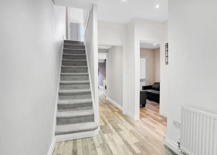 7 Bedroom House With Garden