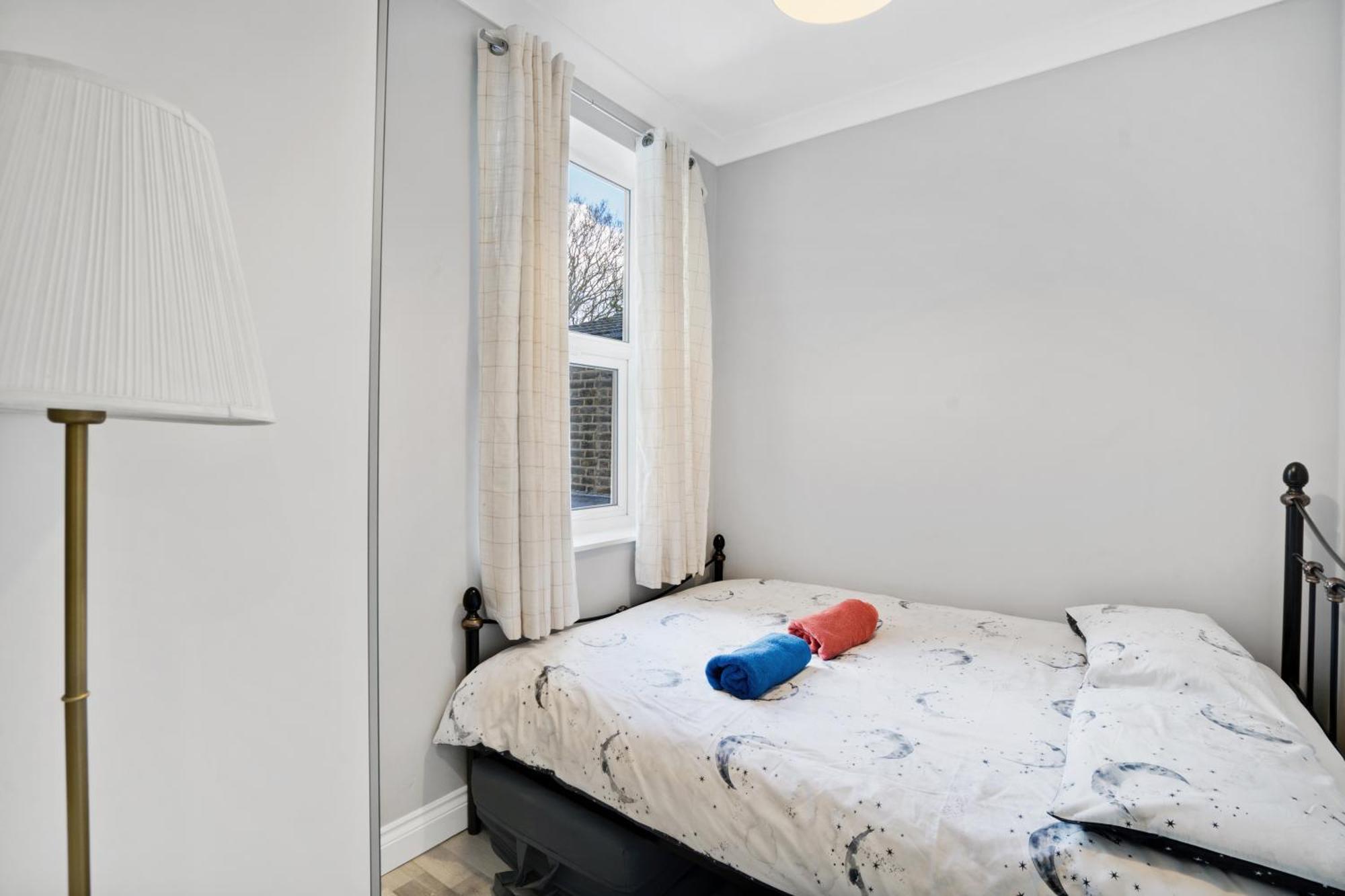 7 Bedroom House With Garden Holiday home London